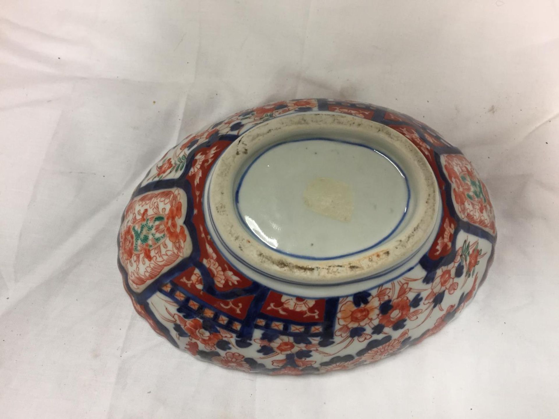 A 19TH CENTURY JAPANESE IMARI PORCELAIN BOWL - Image 3 of 3