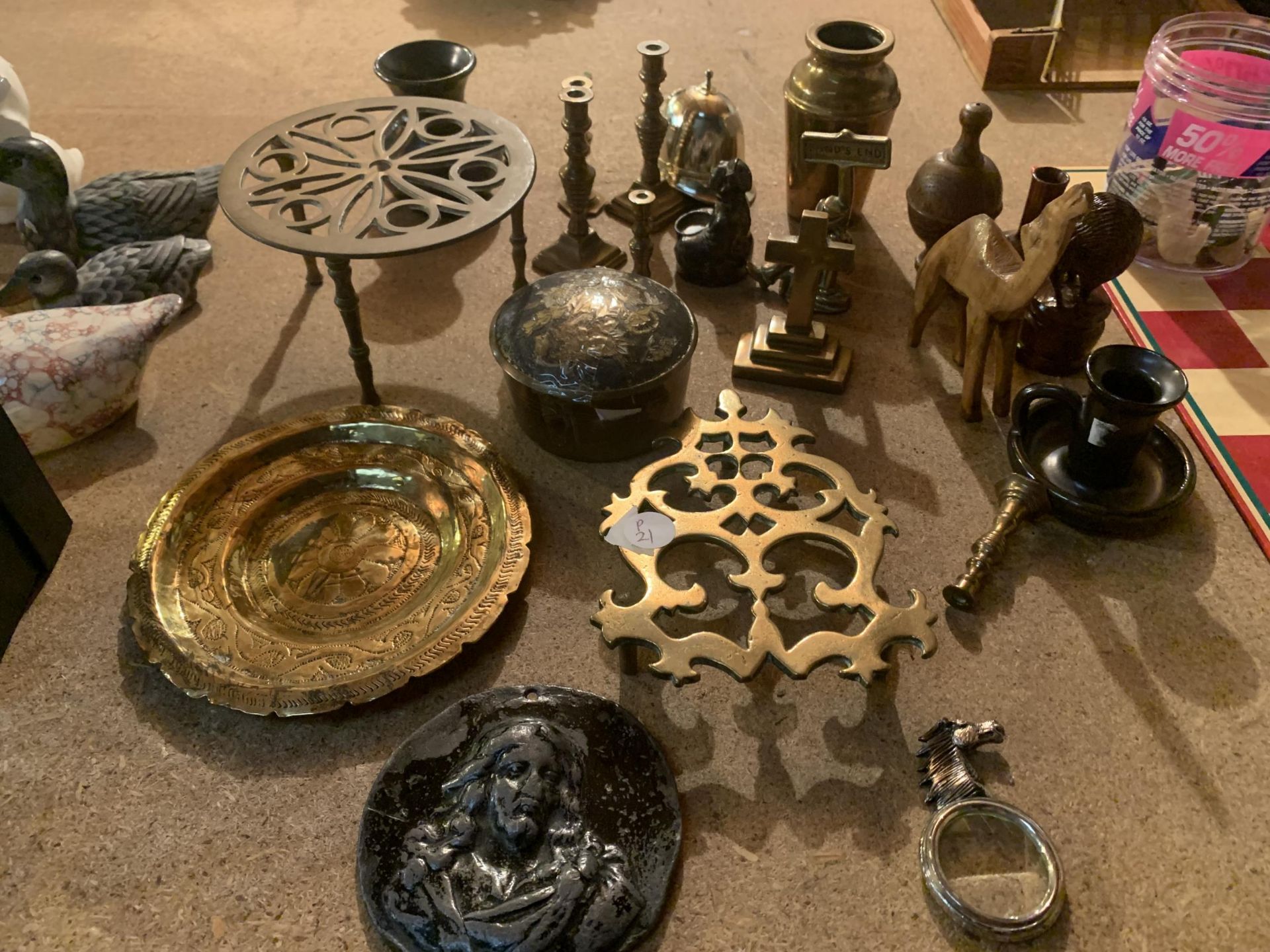A MIXED SELECTION TO INCLUDE SOME BRASS ITEMS