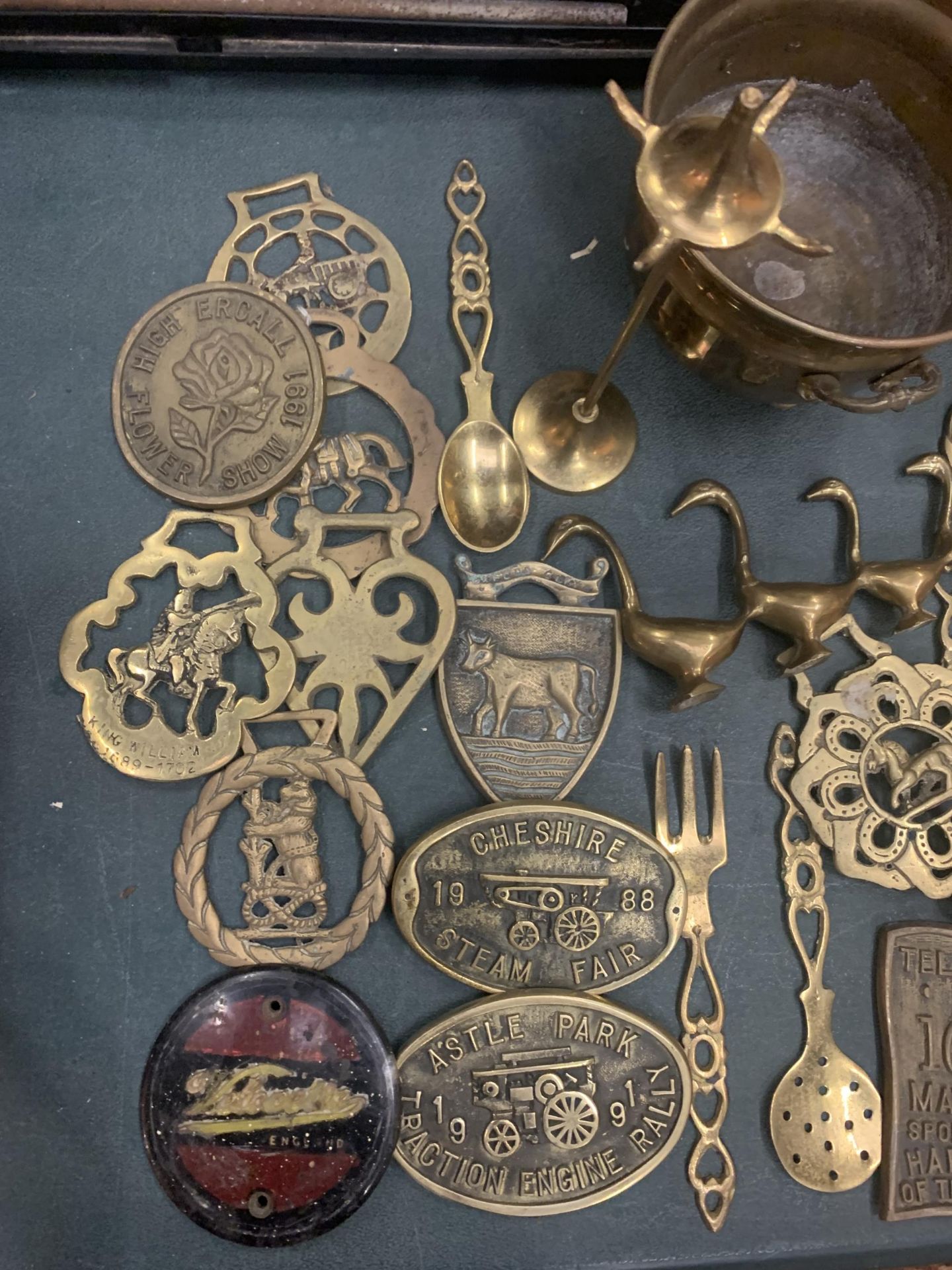 A ALRGE COLLECTION OF BRASS ITEMS TO INCLUDE HORSE BRASSES, STEAM FAIR BADGES, DISHES ETC - Image 4 of 4