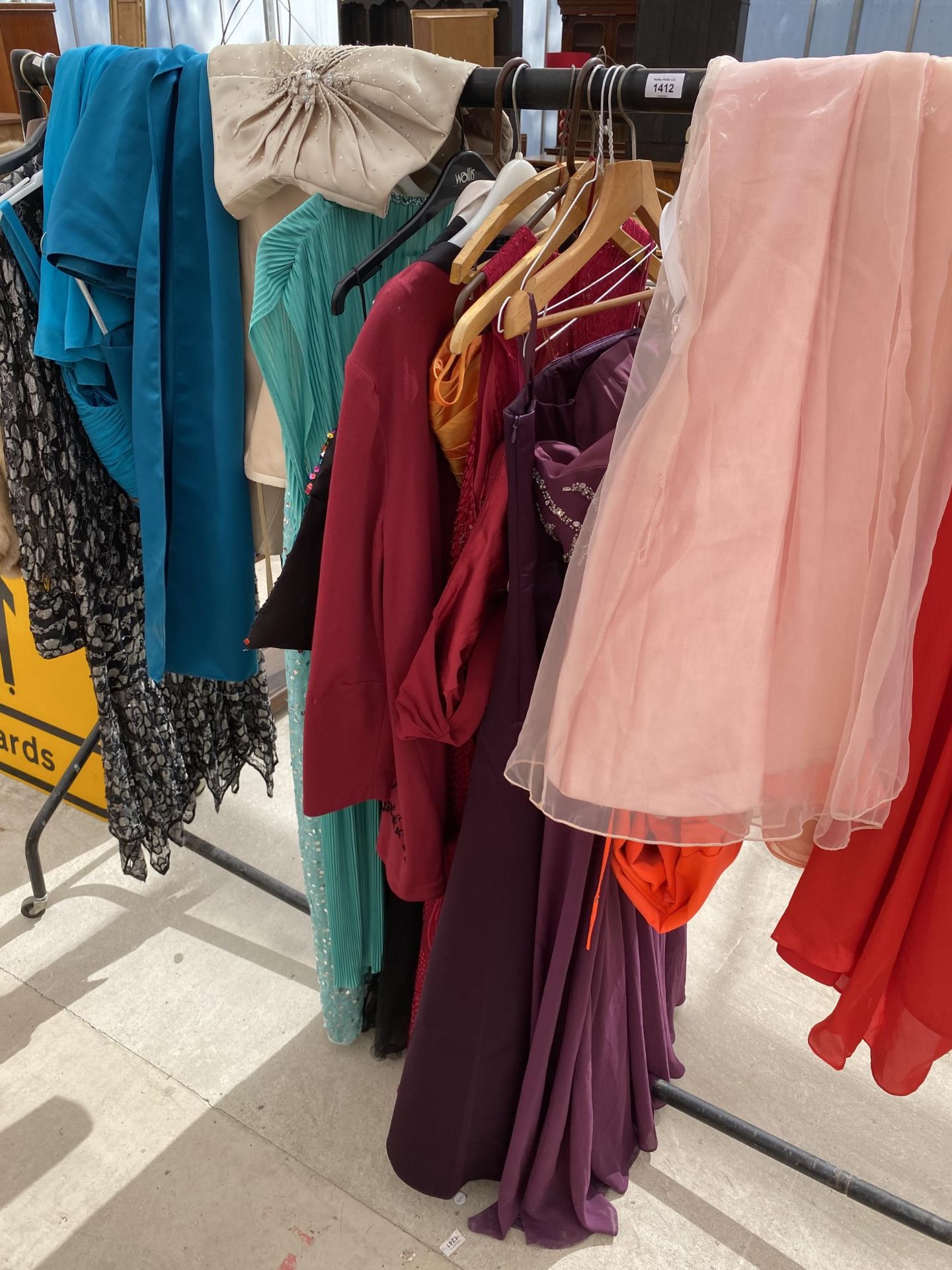 A LARGE ASSORTMENT OF LADIES CLOTHES TO INCLUDE DRESSES AND JACKETS ETC - Image 3 of 4