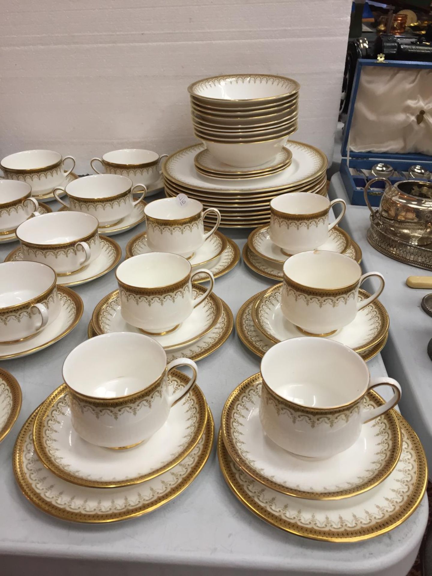 A COLLECTION OF ROYAL ALBERT " ATHENA DESIGN"BONE CHINA DINNER SERVICE TO INCLUDE SIX TEA CUPS AND - Image 2 of 5