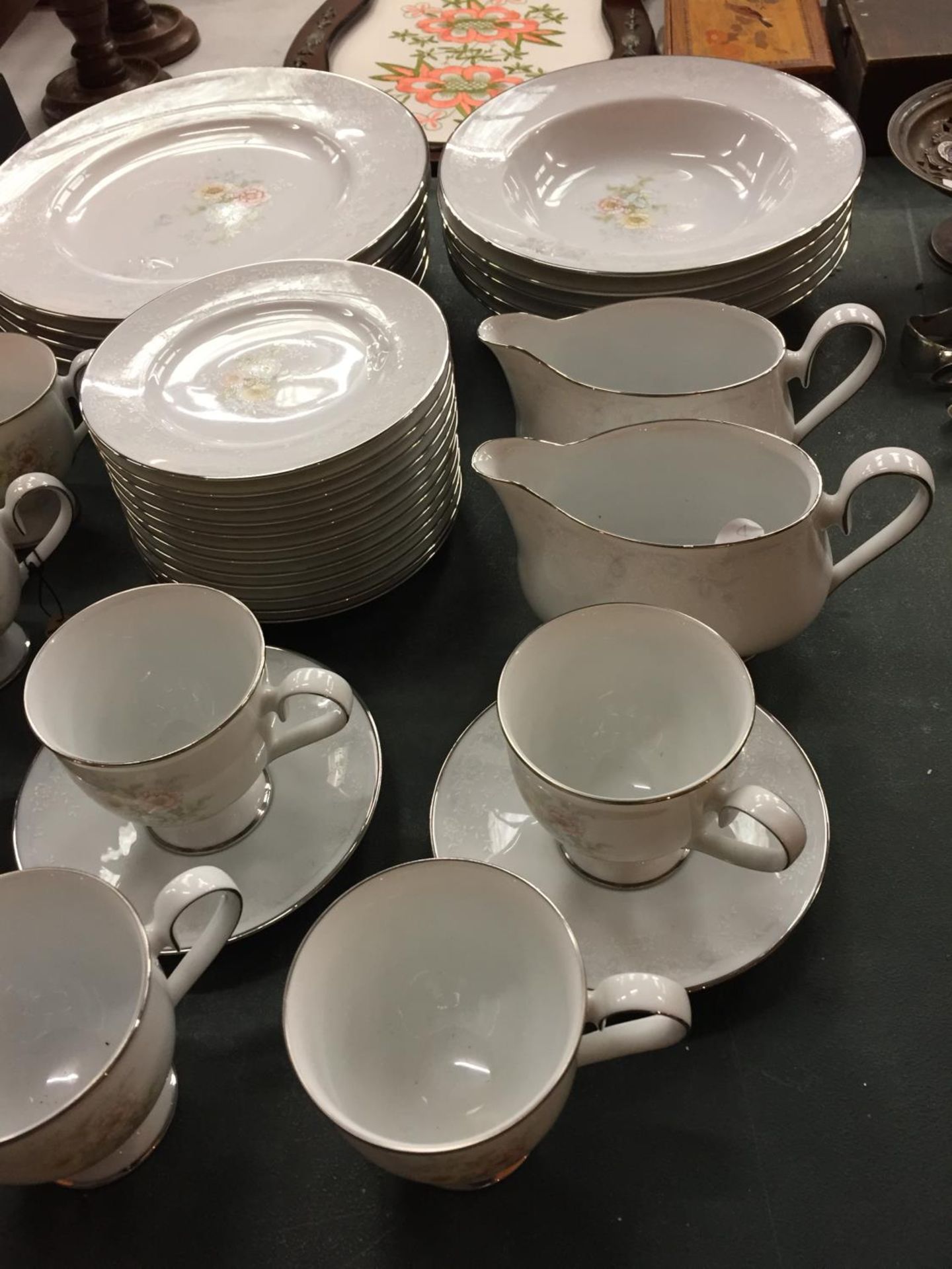 A LARGE COLLECTION OF NORITAKE IRELAND CHINA DINNER WARE IN THE ANTICIPATION DESIGN - Image 2 of 5
