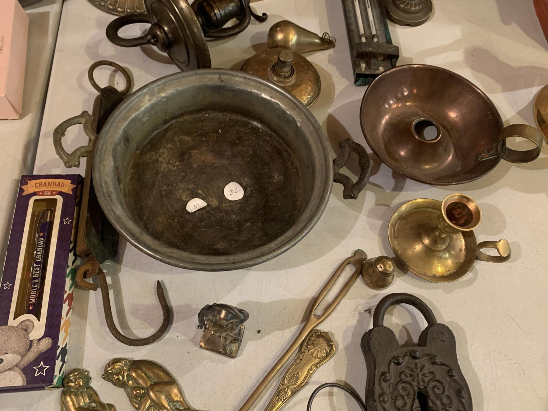 A MIXED SELECTION TO INCLUDE SOME BRASS ITEMS , A DECORATIVE VINTAGE LOCK AND THREE KEYS - Image 3 of 4