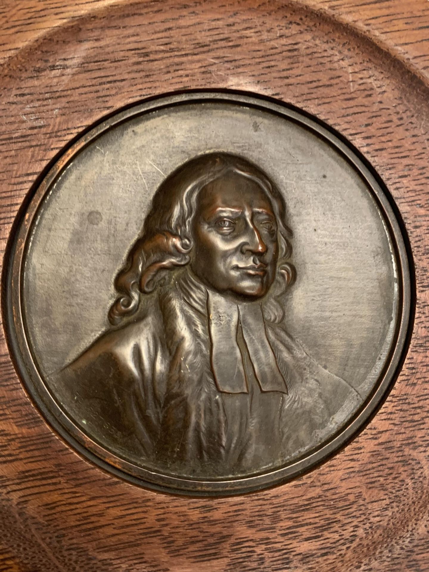 A CIRCULAR BRASS PLAQUE DEPICTING A GENTLEMAN WITH A WOODEN SURROUND - Image 2 of 2