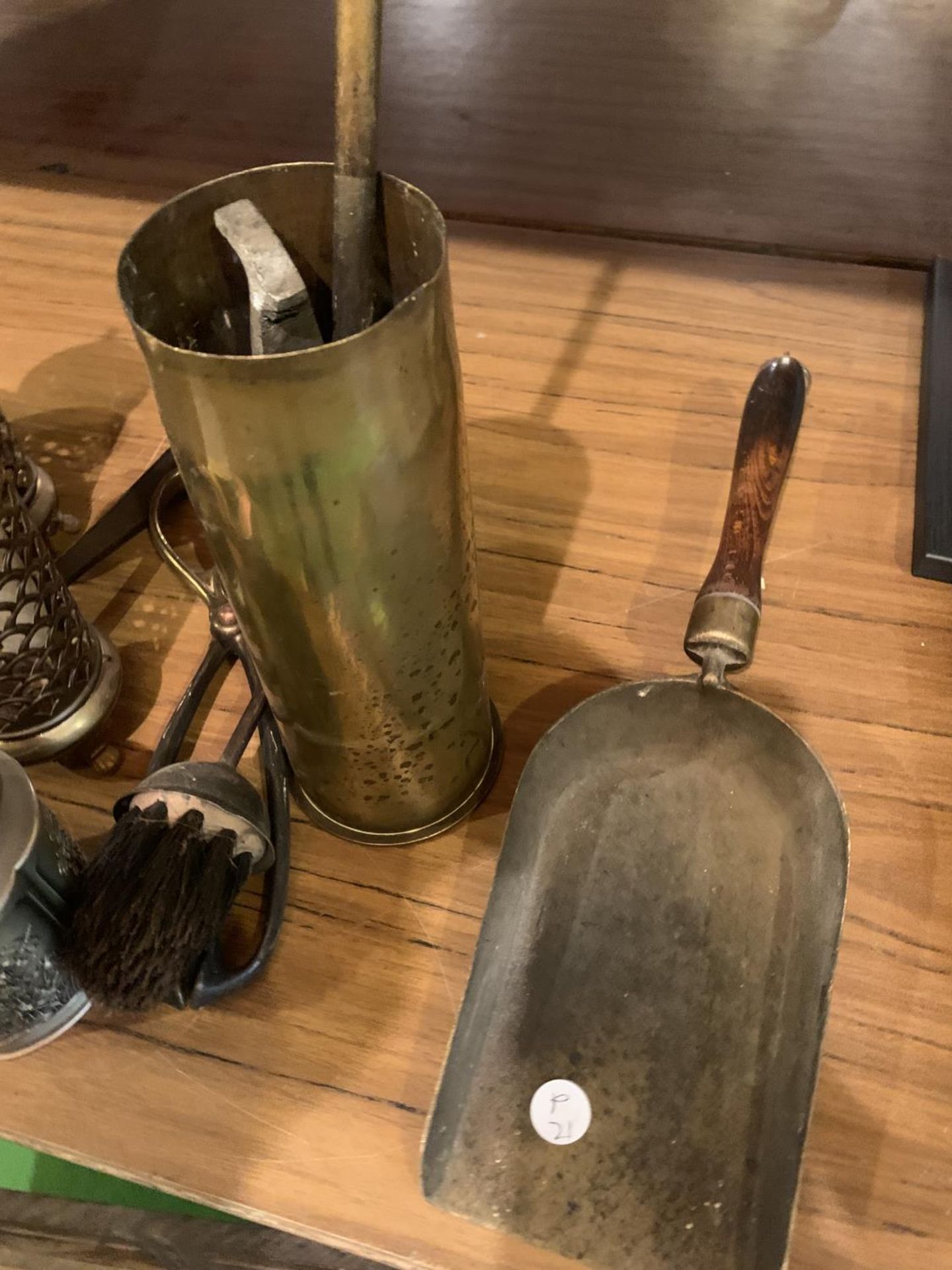 A COLLECTION OF BRASS WARE TO INCLUDE A TRENCH SHELL, DECORATIVE LANTERNS, PAN, LADLE ETC - Image 2 of 4