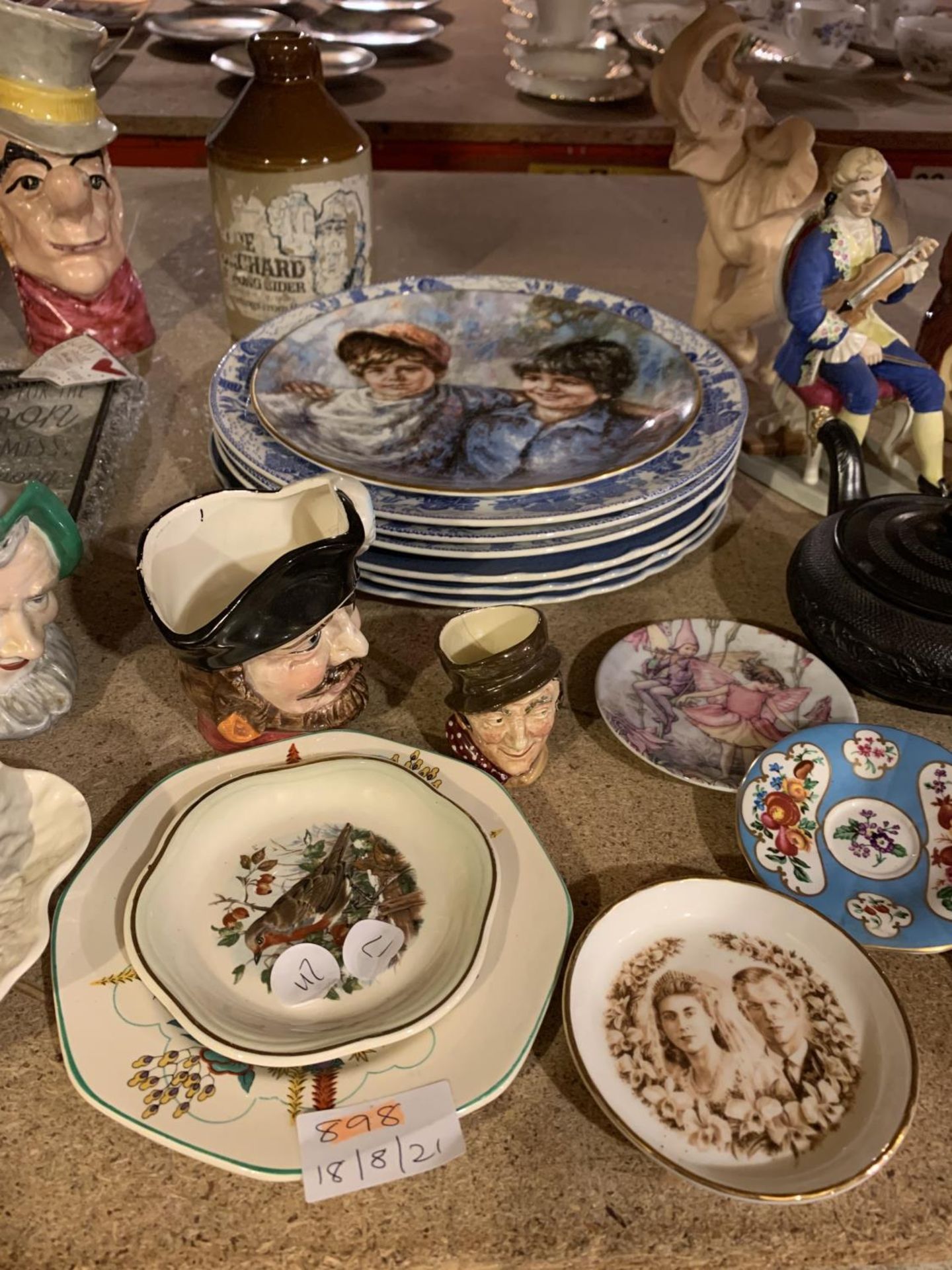 A COLLECTION OF VARIOUS CERAMICS TO INCLUDE PLATES TOBY JUGS, AN ORIENTAL STYLE TEAPOT ETC - Image 3 of 4