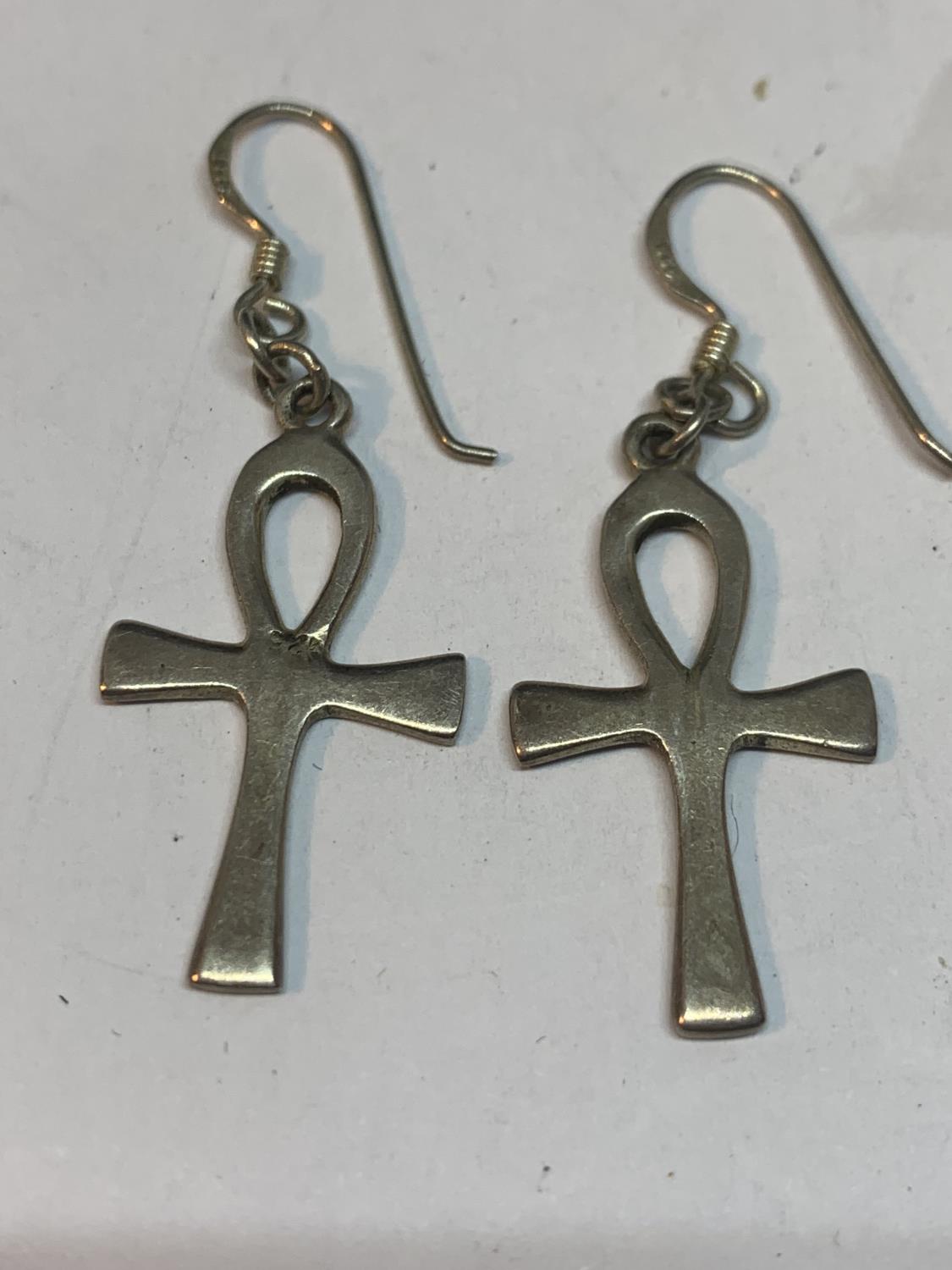 TWO PAIRS OF SILVER EARRINGS TO INCLUDE A CELTIC CROSS DESIGN - Bild 2 aus 3