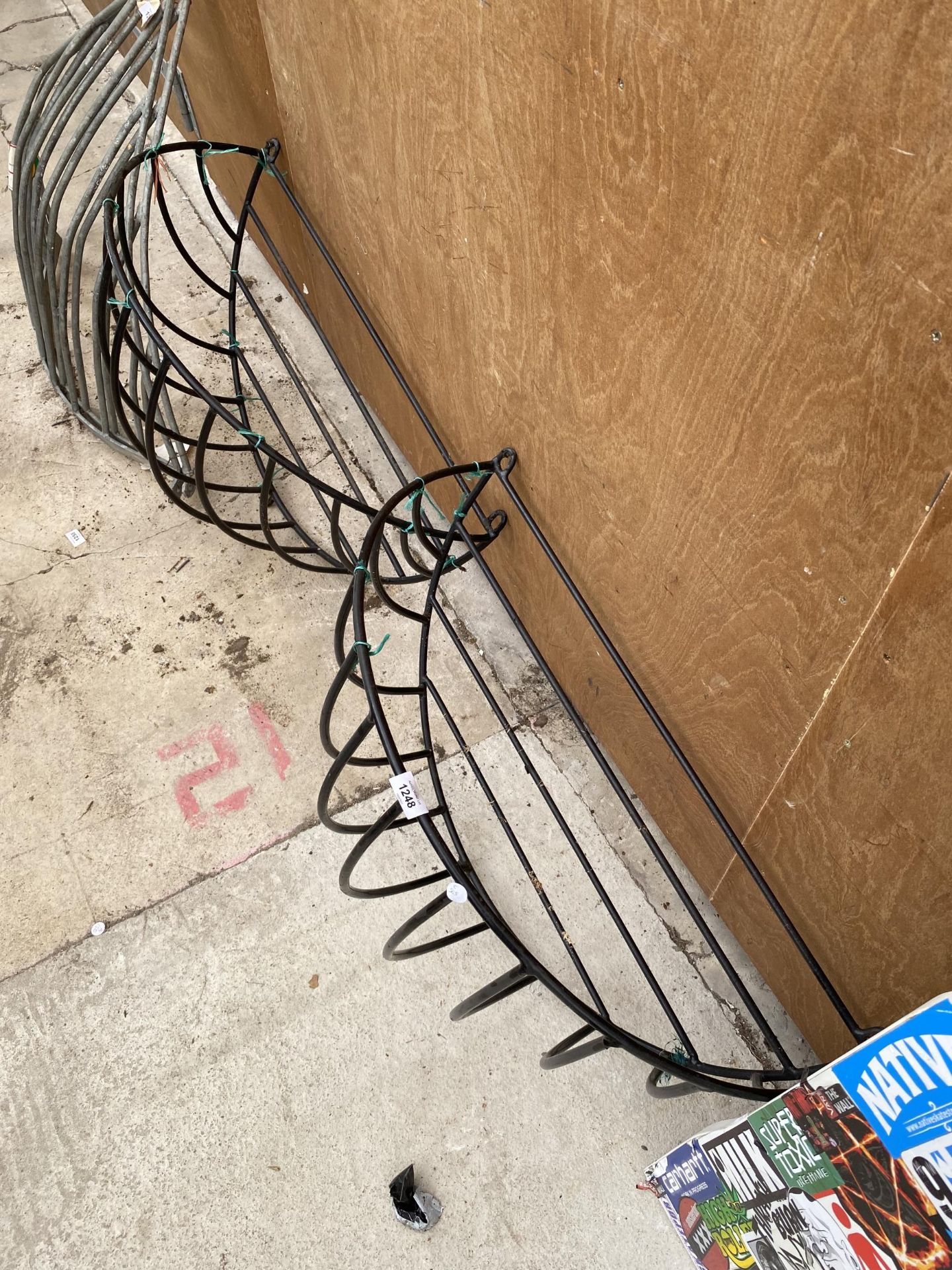 A PAIR OF WROUGHT IRON WALL HANGING HAY RACKS - Image 4 of 4