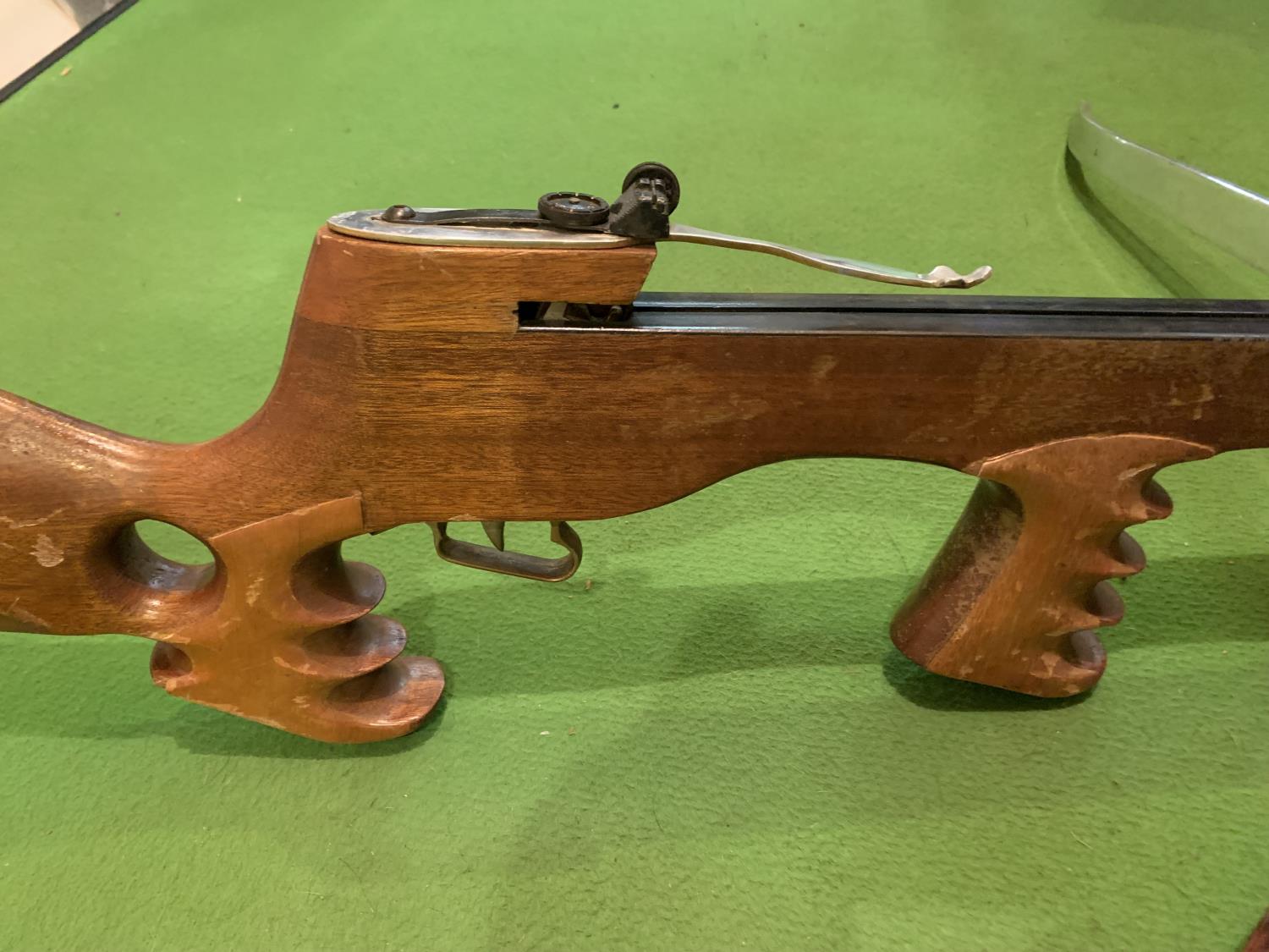 A CROSSBOW WITH WOODEN STOCK AND THREE METAL BOWS - Image 5 of 8