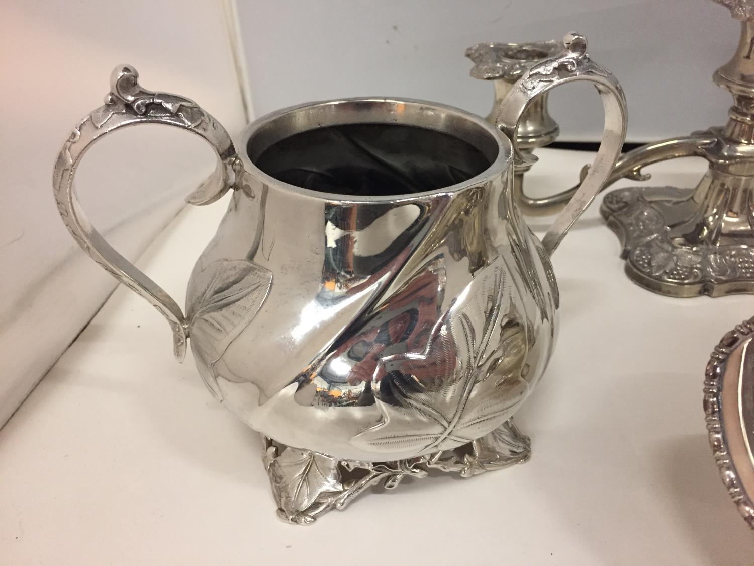 A SELECTION OF SILVER PLATED ITEMS TO INCLUDE A JUG, TWIN HANDLED VESSEL, CANDELABRA ETC - Image 9 of 10