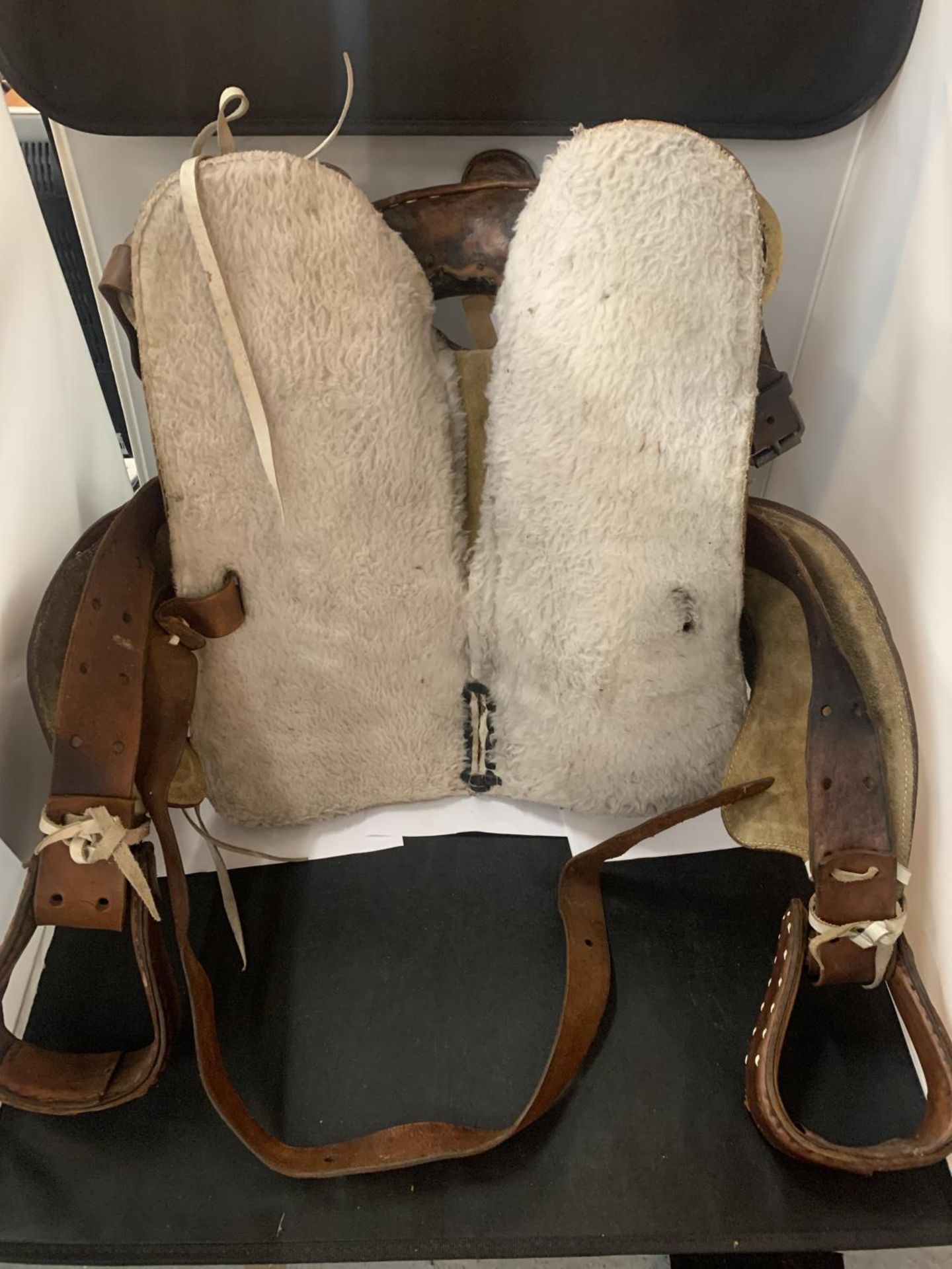 A TAN AND BLACK LEATHER U.S.A. WESTERN SADDLE WITH DECORATIVE DESIGNS AND STITCHING TOGETHER WITH - Image 6 of 6