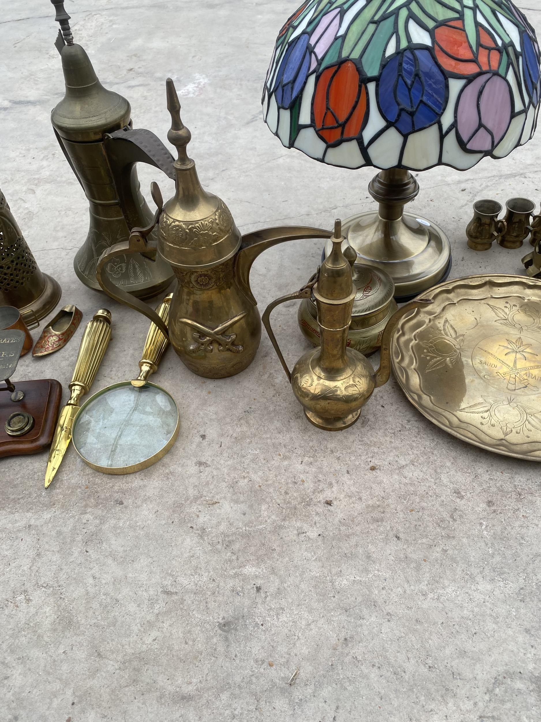 A LARGE ASSORTMENT OF ITEMS TO INCLUDE A TIFFANY STYLE LAMP, BRASS JUGS AND A MINITURE SET OF - Image 3 of 4