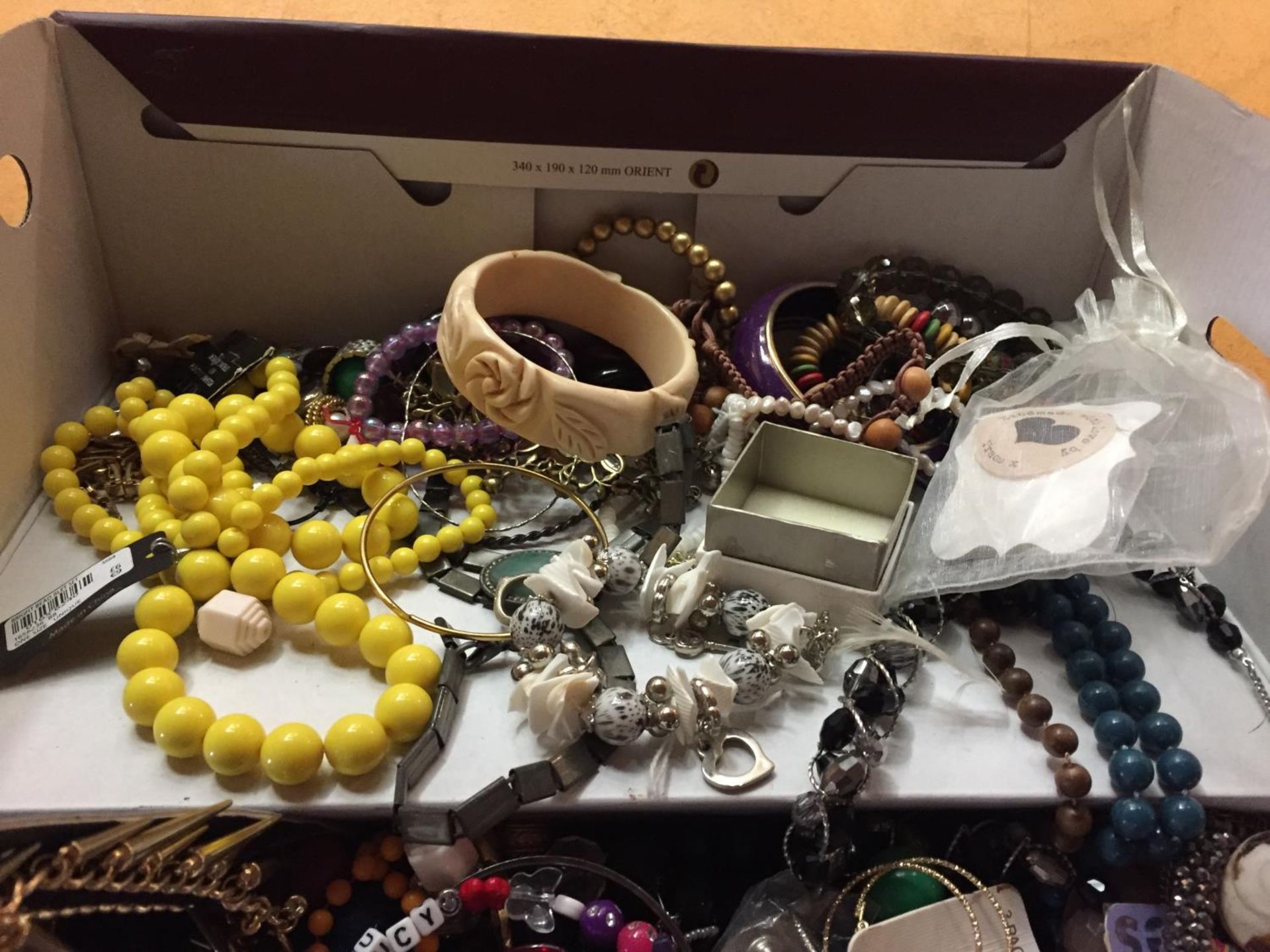 A LARGE BOX OF COSTUME JEWELLERY - Image 8 of 8