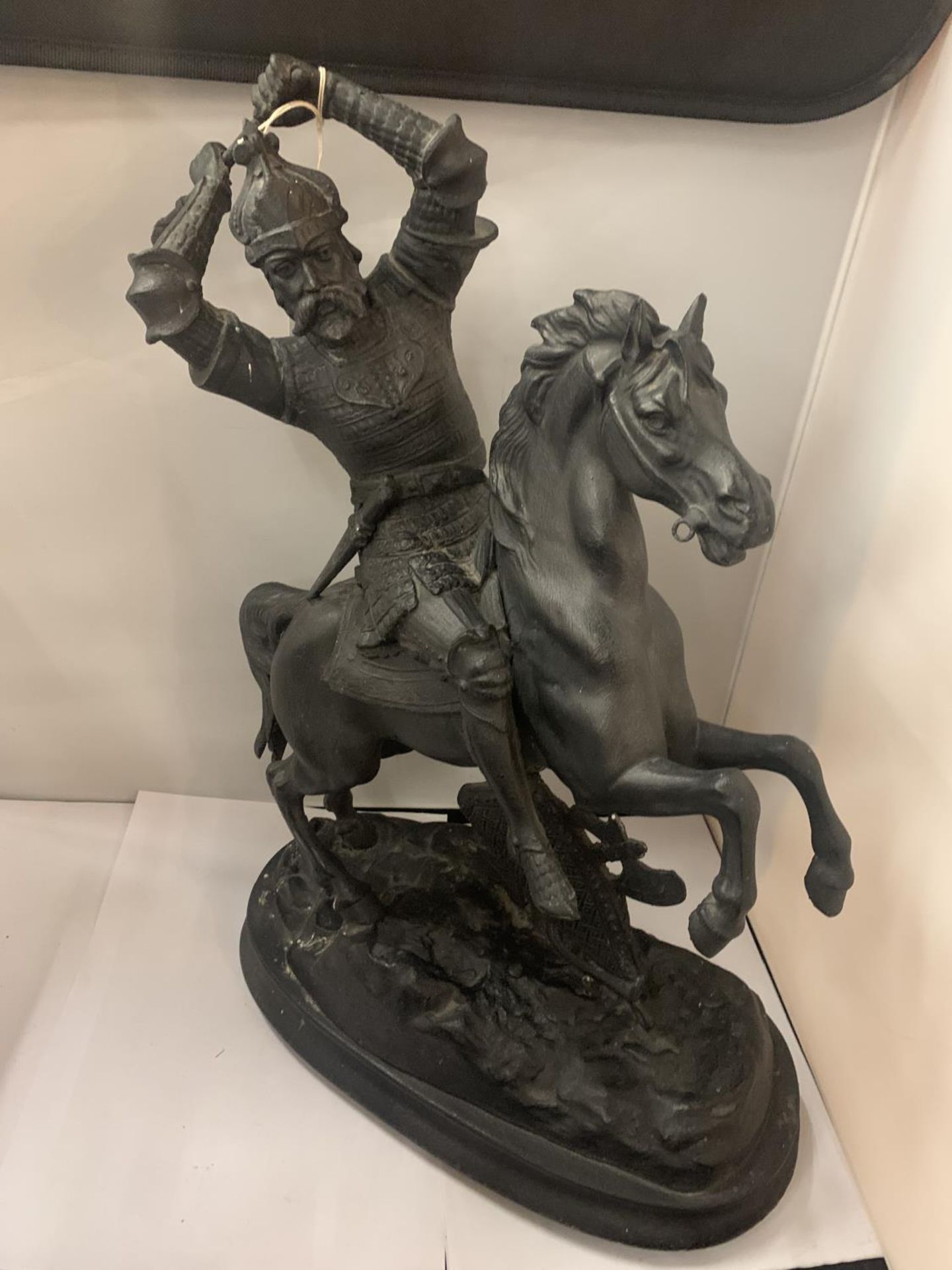 A PAIR OF MARLEY KNIGHT FIGURES ON HORSEBACK MOUNTED ON WOODEN PLINTHS, APPROX 47CM HEIGHT - Image 2 of 4