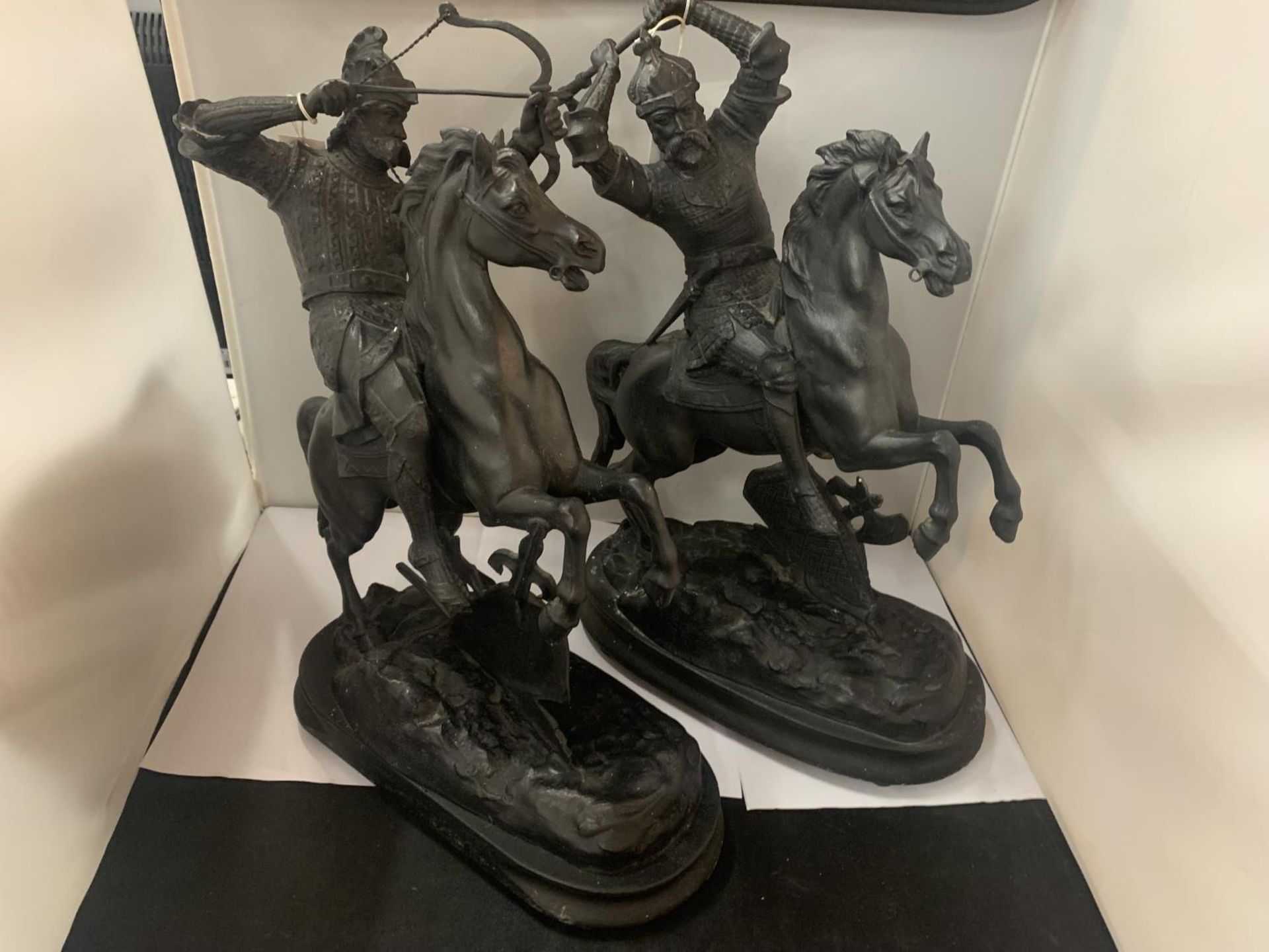 A PAIR OF MARLEY KNIGHT FIGURES ON HORSEBACK MOUNTED ON WOODEN PLINTHS, APPROX 47CM HEIGHT