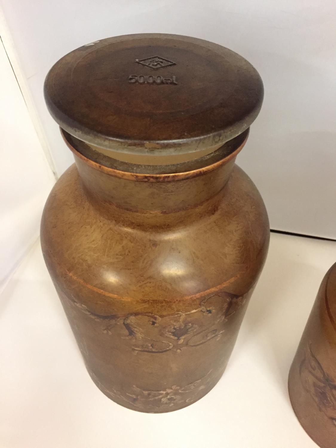 TWO VINTAGE DECORATED AMBER CLASS CONTAINERS WITH LIDS - Image 2 of 4