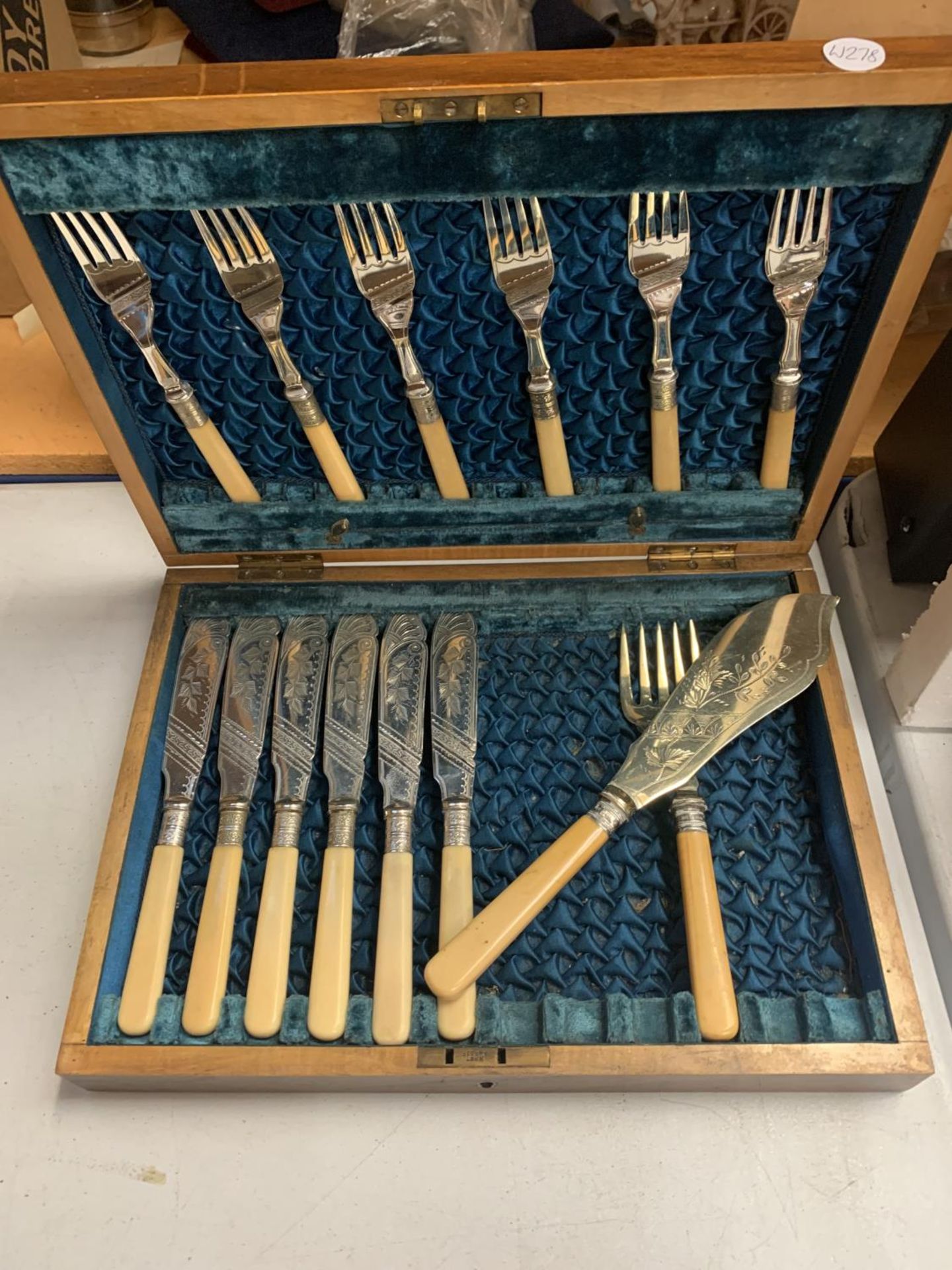 A MAPPIN & WEBB BOX CONTAINING FLATWARE AND FURTHER WOODEN BOX WITH FLATWARE - Image 4 of 4