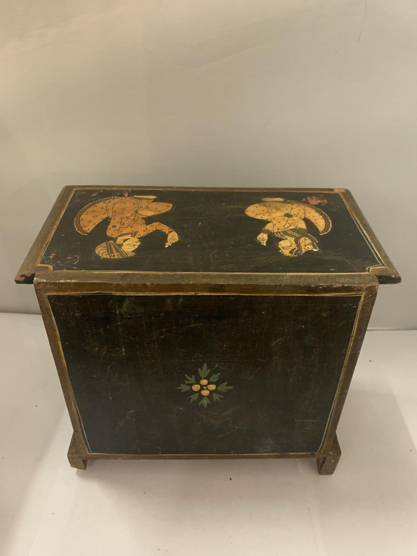 A SMALL CHEST OF FIVE DRAWERS WITH ORIENTAL FIGURES TO THE TOP AND BOTH SIDES, HEIGHT 21.5CM, - Image 4 of 4