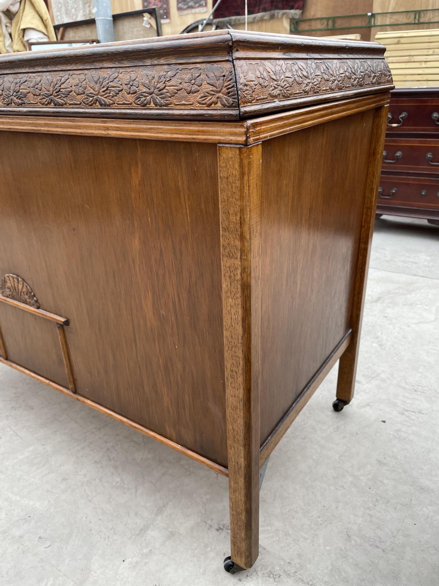 A MID 20TH CENTURY OAK BLANKET CHEST - Image 2 of 3