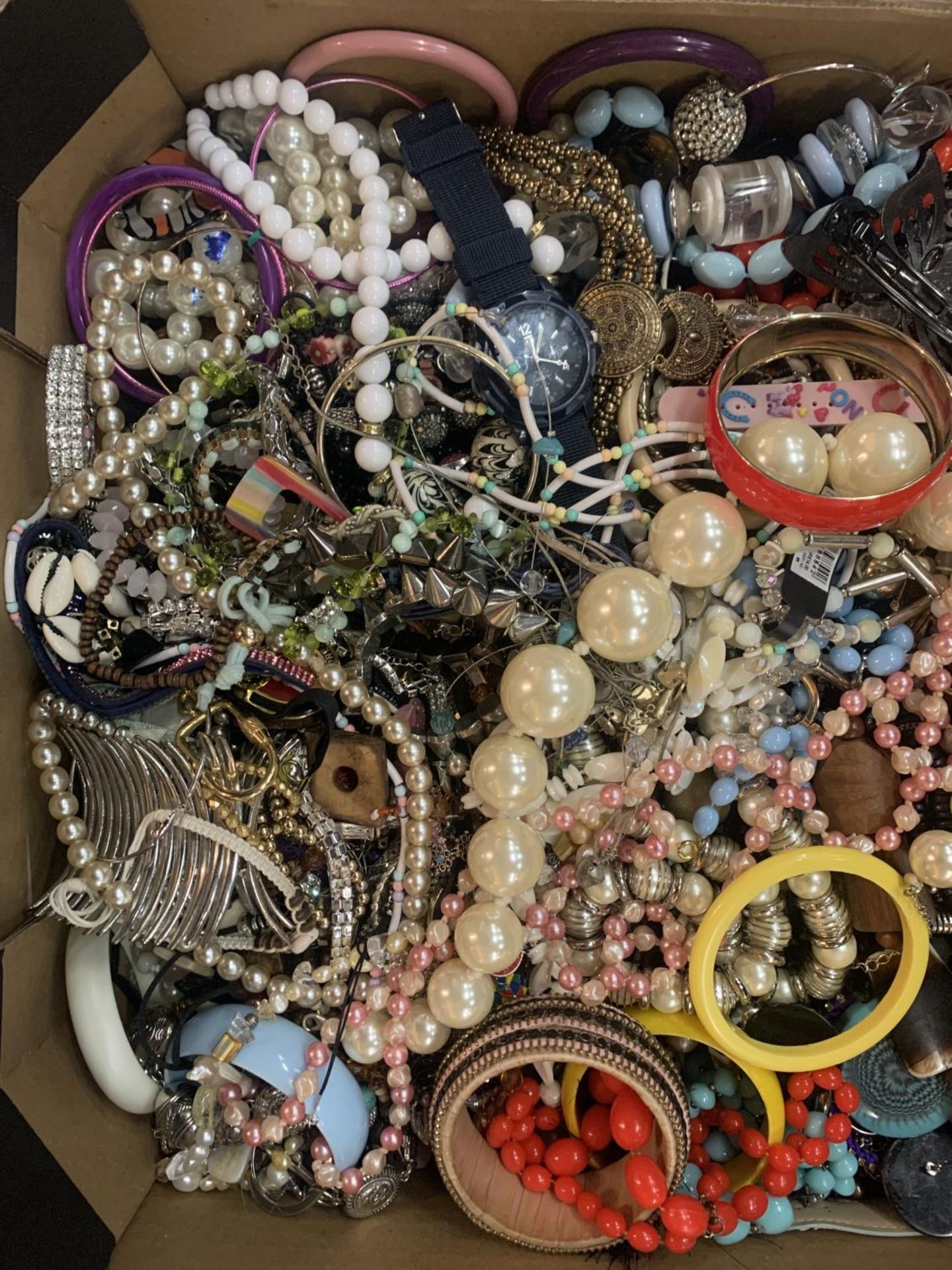 A LARGE COLLECTION OF COSTUME JEWELLERY - Image 4 of 7