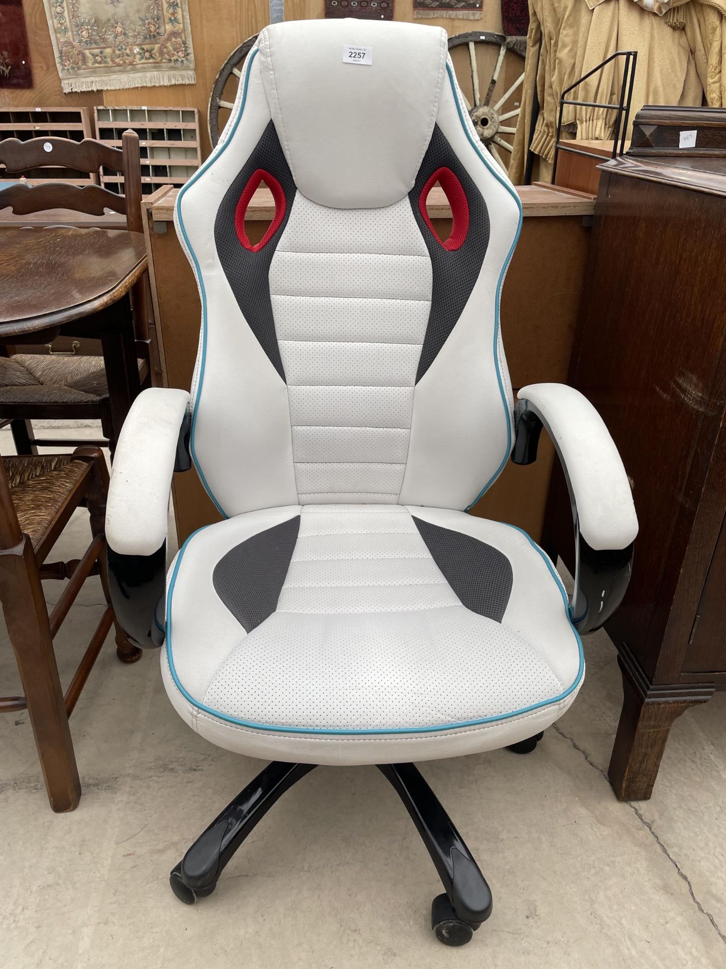 A MODERN SWIVEL GAMING ARM CHAIR