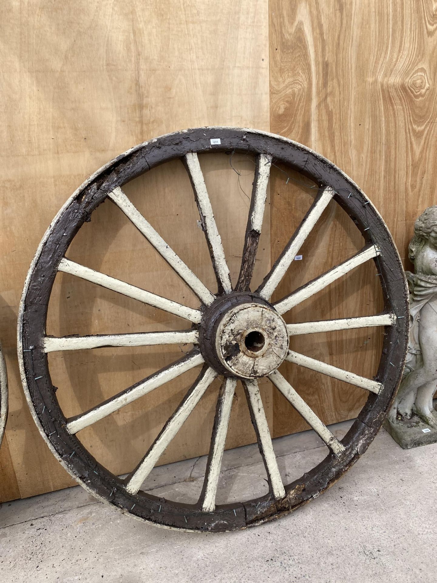 A VINTAGE WOODEN CART WHEEL WITH METAL BANDING (D:161CM)