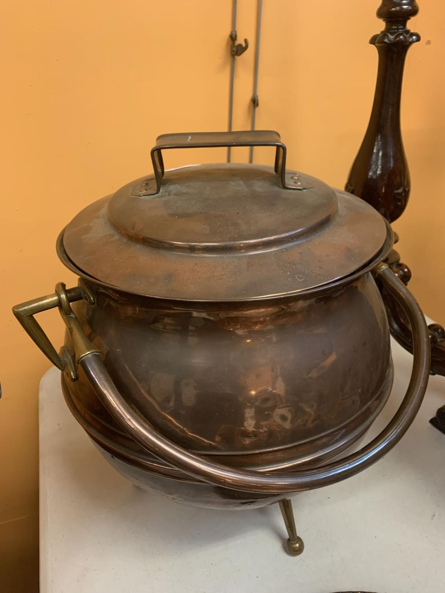 AN ARTS AND CRAFTS COPPER COULDRON, HEIGHT APPROX 43CM, WIDTH APPROX 37CM