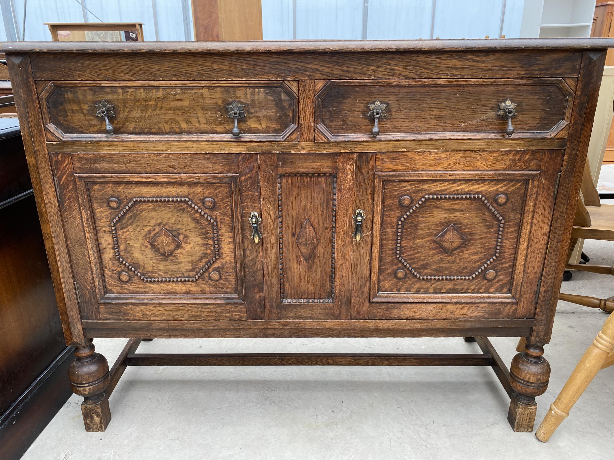 AN EARLY 20TH CENTURY OAK SIDEBOARD 48" WIDE - Image 2 of 6