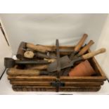 A VINTAGE GARDEN TRUG WITH VARIOUS TOOLS TO INCLUDE TROWEL, FORK, SYTHE, DIBBER, TERRACOTTA POTS ETC