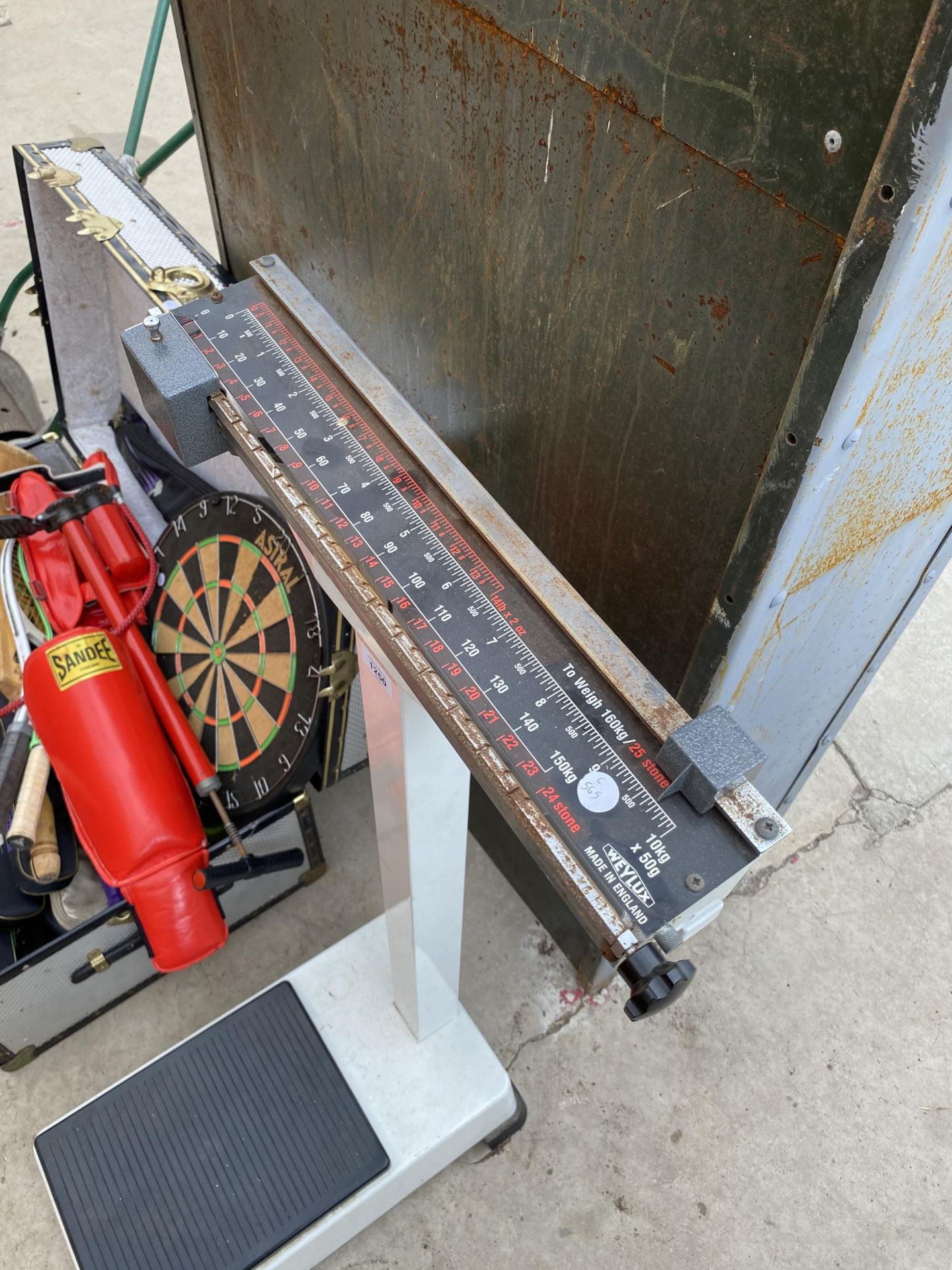 A PAIR OF WEYLUX VINTAGE PLATFORM SCALES SUPPLIED BY MARSDEN - Image 3 of 5