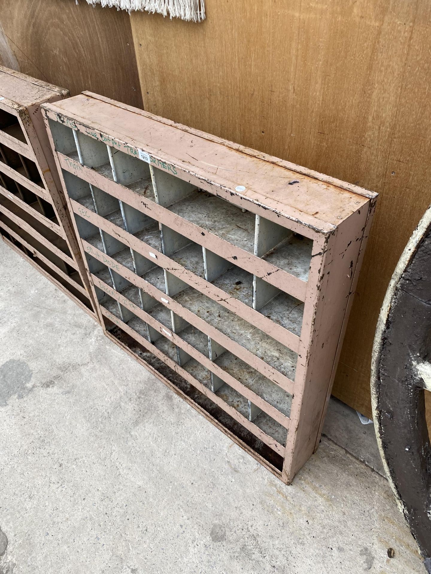 A SMALL 27 SECTION PIGEON HOLE STORAGE UNIT - Image 4 of 4