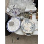 AN ASSORTMENT OF GLASS AND CERAMIC WARE TO INCLUDE PLATES, VASES AND FIGURES ETC