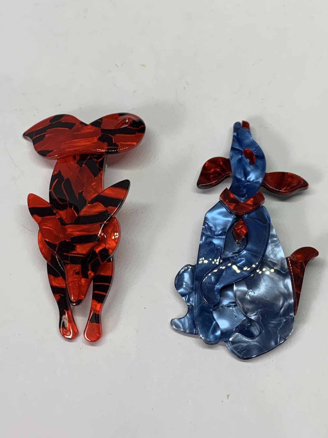 TWO ART DECO STYLE BROOCHES DEPICTING DOGS