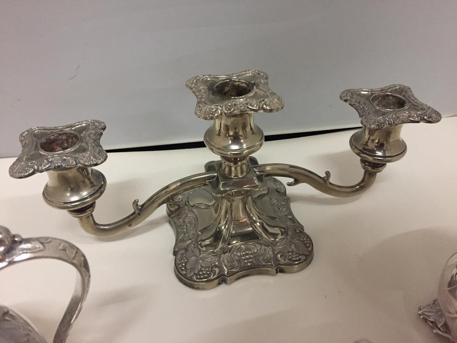 A SELECTION OF SILVER PLATED ITEMS TO INCLUDE A JUG, TWIN HANDLED VESSEL, CANDELABRA ETC - Image 5 of 10