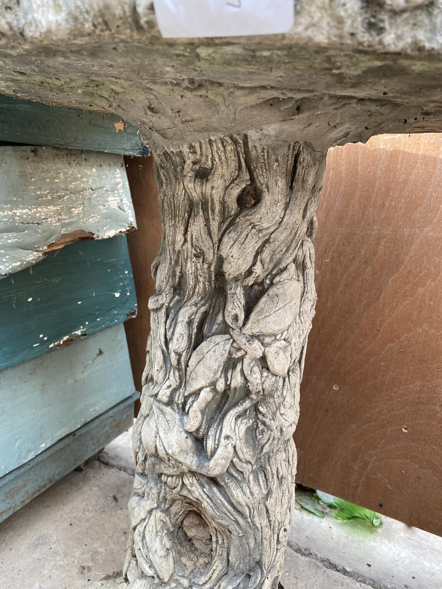 A VINTAGE STONE EFFECT BIRD BATH WITH PEDESTAL BASE - Image 4 of 4