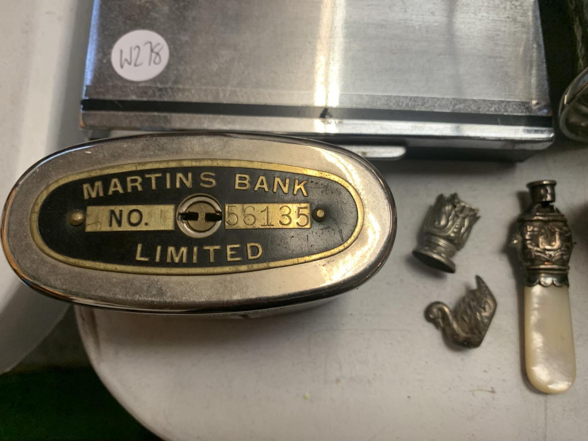 A COLLECTION OF SILVER PLATE AND PEWTER ITEMS TO INCLUDE A TANKARD, MARTINS BANK LIMITED MONEY - Image 2 of 5