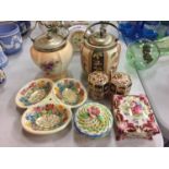 A COLLECTION OF VINTAGE CERAMICS TO INCLUDE TWO BISCUIT BARRELS, A CONDIMENT DUO AND TWO LIDDED