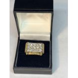 A HEAVY 18 CARAT GOLD RING WITH FIFTEEN DIAMONDS SET IN A RECTANGLE OF DIAMOND CHIPS GROSS WEIGHT 13