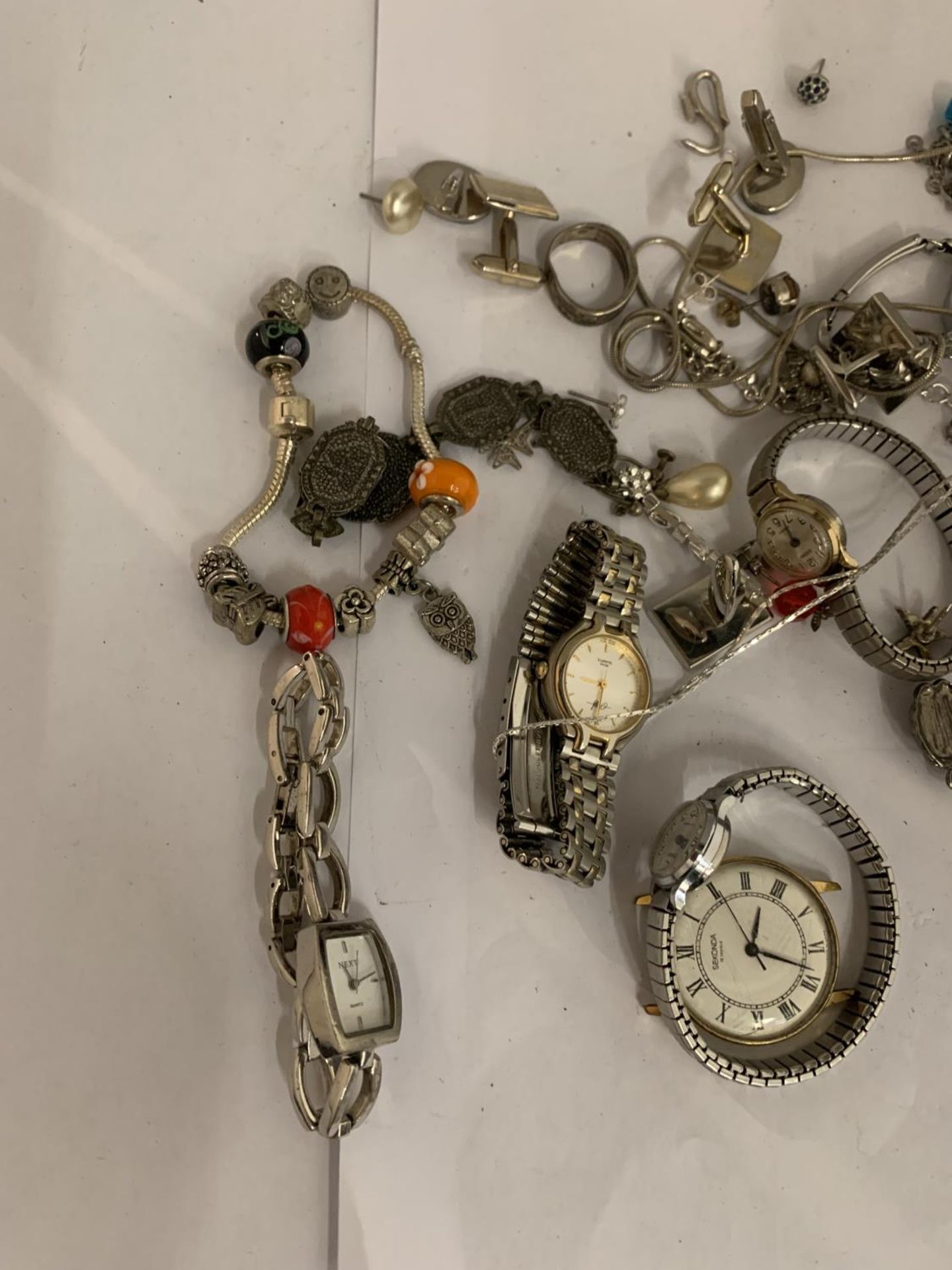 A QUANTITY OF COSTUME JEWELLERY AND WATCHES - Image 4 of 4