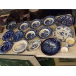 A LARGE COLLECTION OF BLUE AND WHITE POTTERY TO INCLUDE SPODE, ROYAL CROWN DERBY, CABINET PLATES,