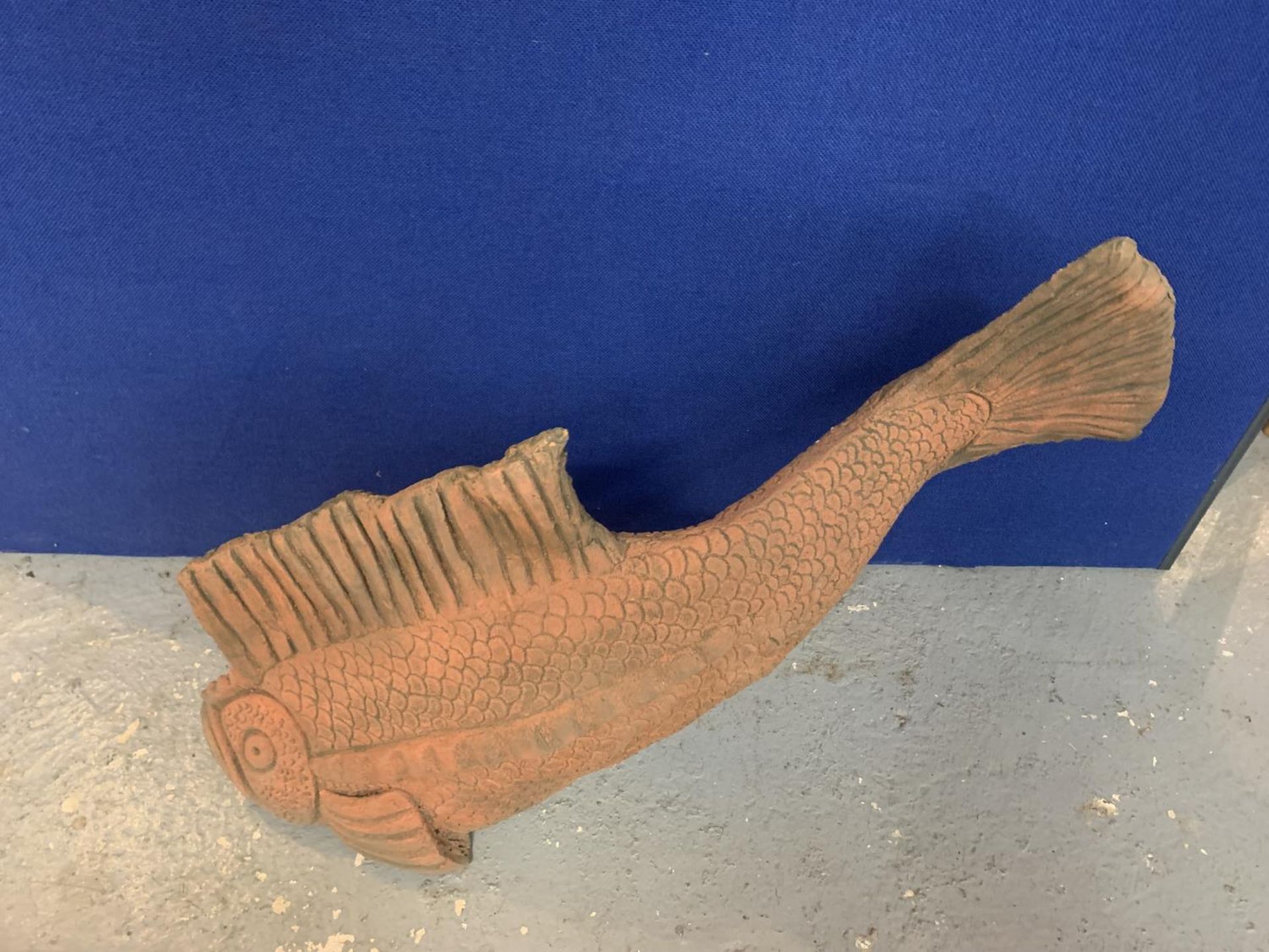 A LARGE TERRACOTTA STONE FISH, APPROX LENGTH 78CM, HEIGHT 48CM