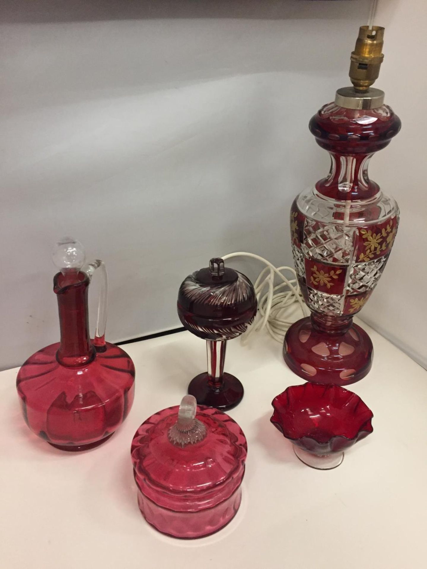 A COLLECTION OF CRANBERRY COLOURED GLASS TO INCLUDE A LAMP BASE HEIGHT 44CM - Image 2 of 10