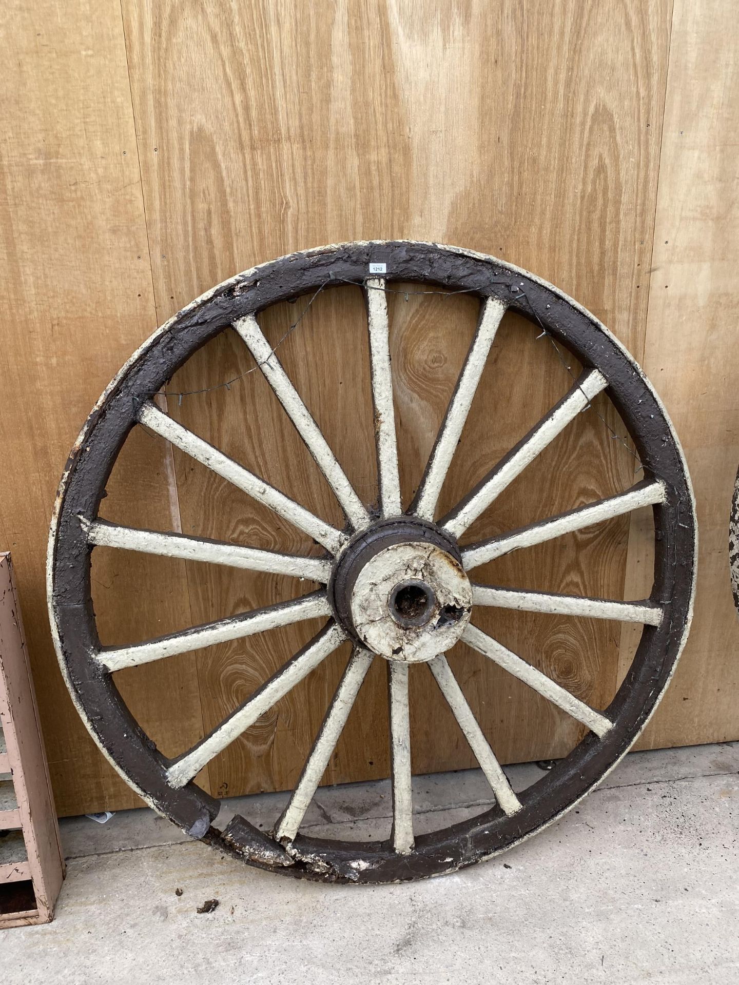 A VINTAGE WOODEN CART WHEEL WITH METAL BANDING (D:161CM)