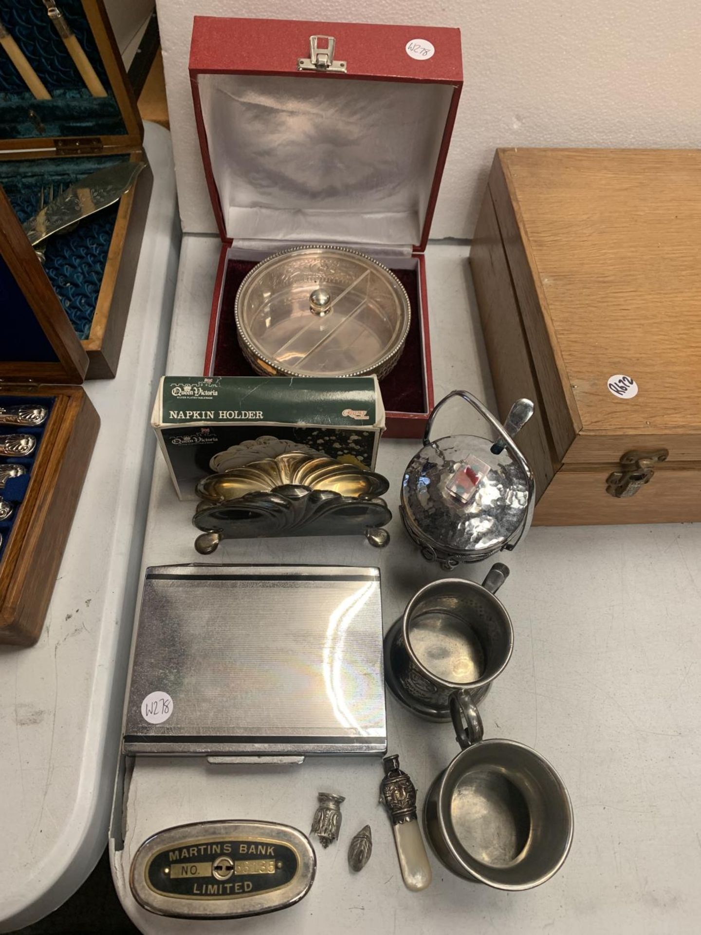 A COLLECTION OF SILVER PLATE AND PEWTER ITEMS TO INCLUDE A TANKARD, MARTINS BANK LIMITED MONEY