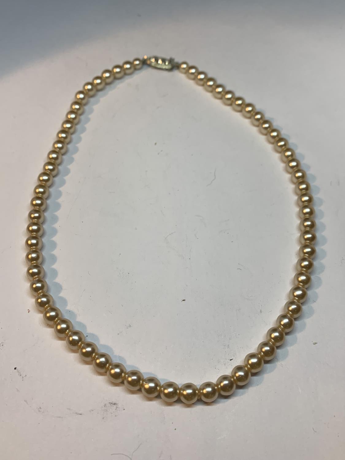 A PEARL NECKLACE WITH DECORATIVE CLASP