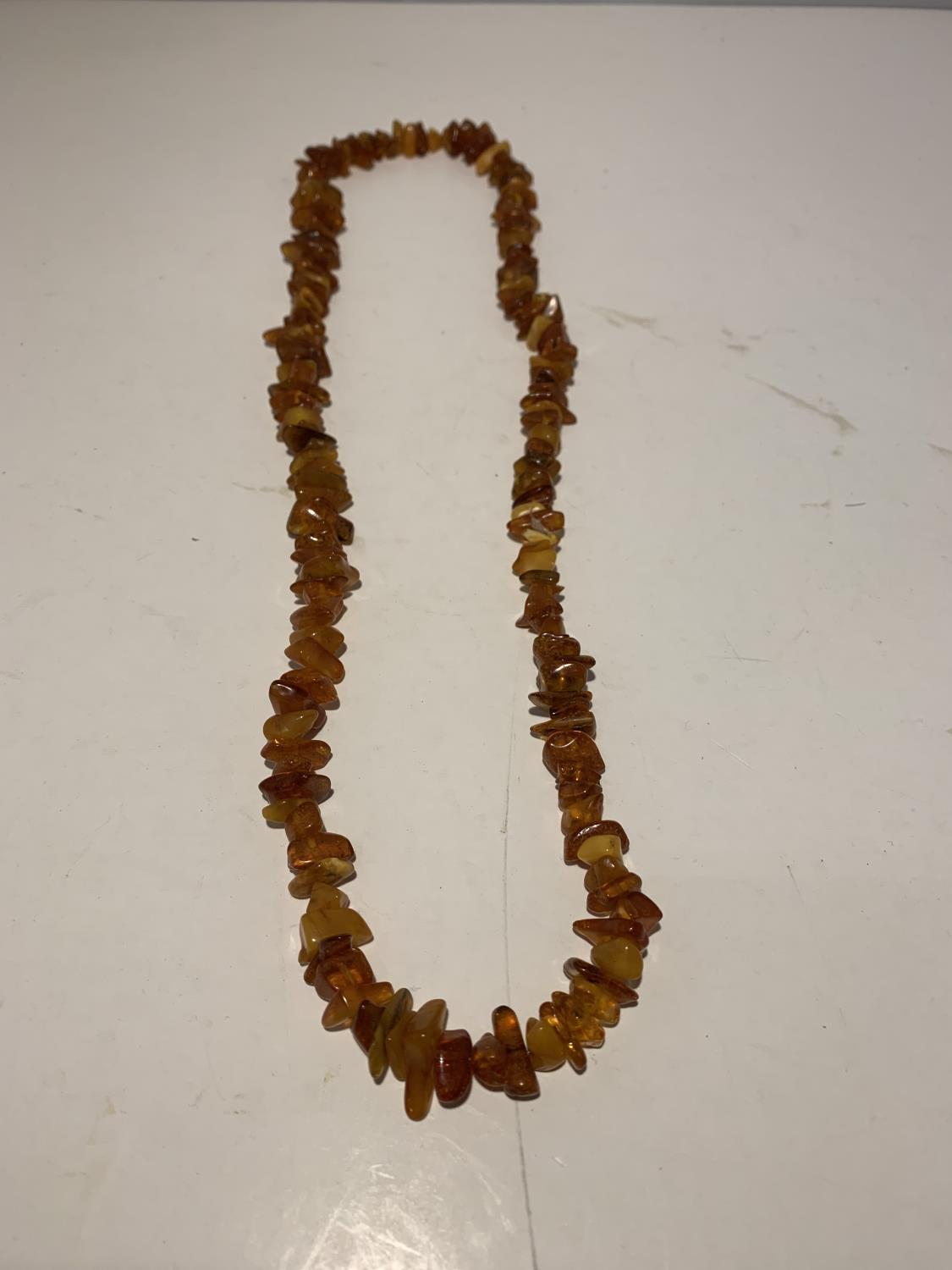 A BUTTERSCOTCH AMBER NECKLACE APPROXIMATELY 72 CM LONG WITH A PRESENTATION BOX - Bild 4 aus 4