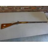 A GOOD QUALITY PERCUSSION CAP SINGLE BARRELED SHOTGUN, 84CM BARREL