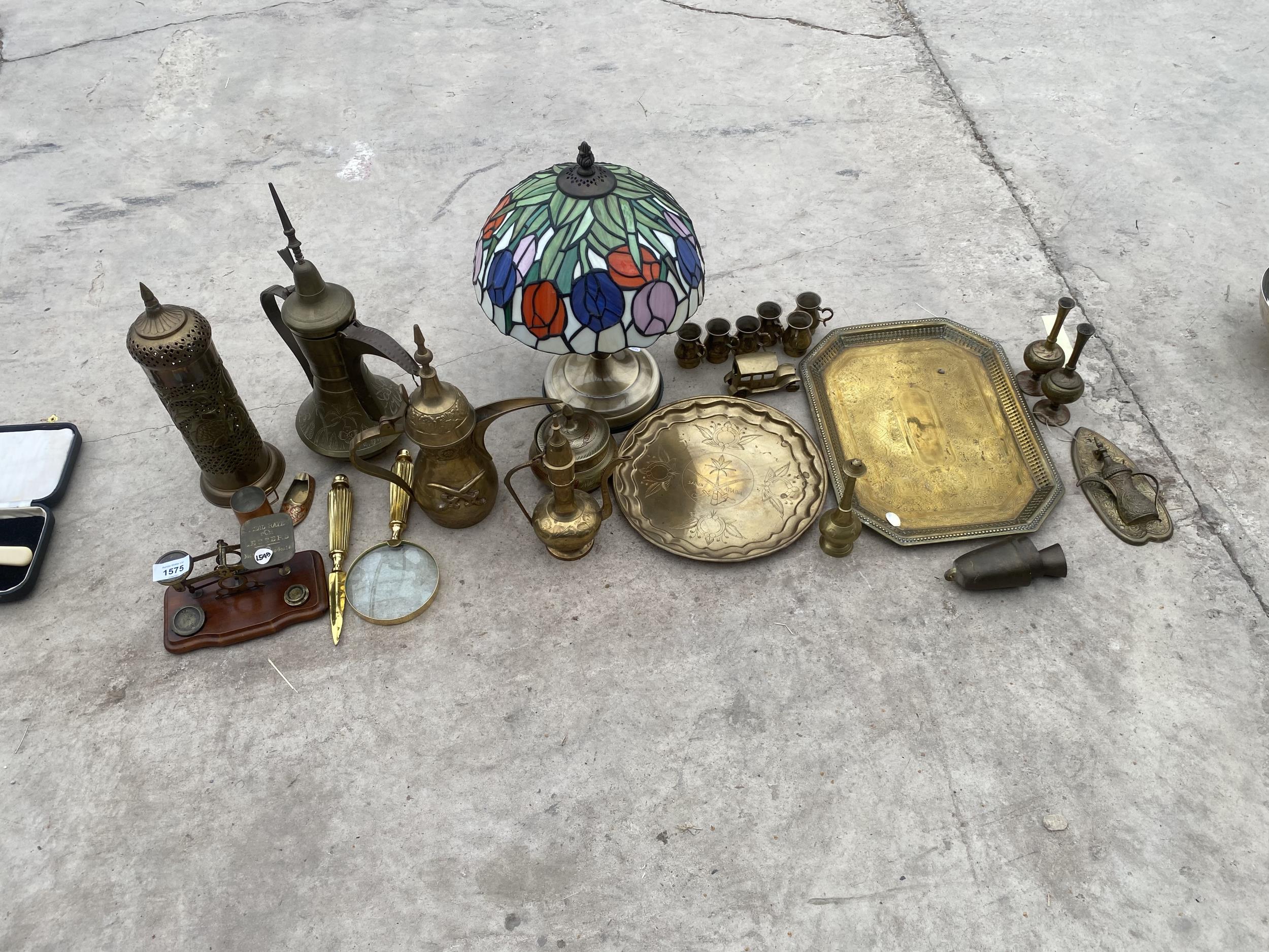 A LARGE ASSORTMENT OF ITEMS TO INCLUDE A TIFFANY STYLE LAMP, BRASS JUGS AND A MINITURE SET OF