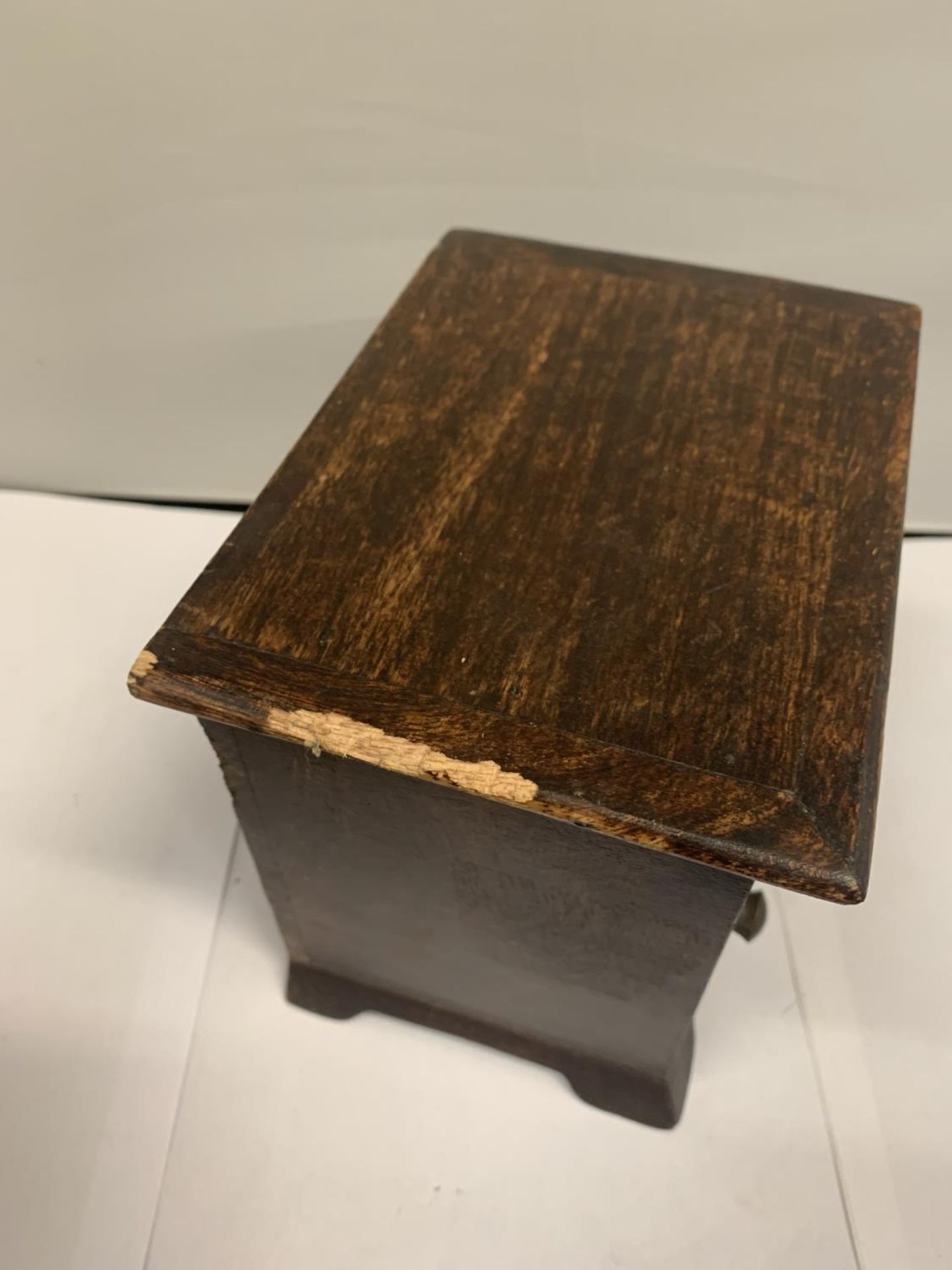 A MINATURE WOODEN CHEST WITH FOUR GLAZED CERAMIC DRAWERS - Image 4 of 4