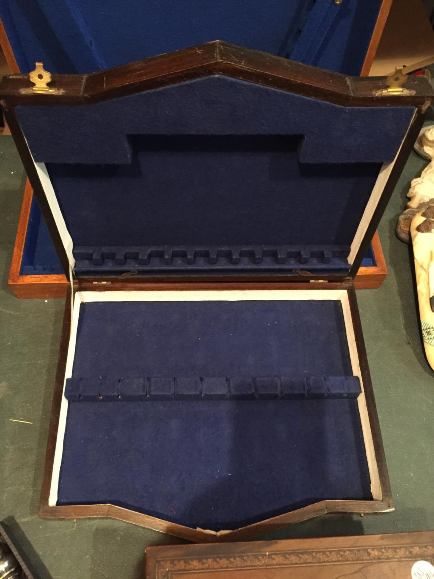 THREE WOODEN BOXES OF VARIOUS SIZES AND TWO MINIATURE MOSAIC FRAMES - Image 5 of 12